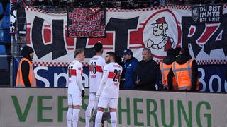 Chris Führich, Atakan Karazor und Deniz Undav  vom VfB Stuttgart diskutieren mit Vertretern des "Ultras Cannstatt", die mit zum Auswärtsspiel beim VfL Bochum gefahren sind.