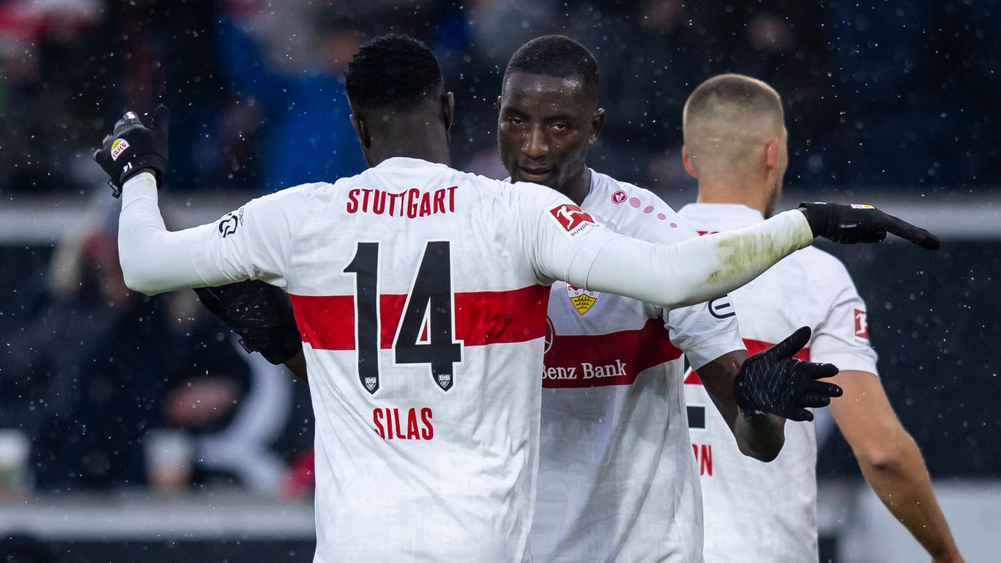 Silas (vorne) und Serhou Guirassy fehlen dem VfB Stuttgart aktuell wegen des Afrika-Cups