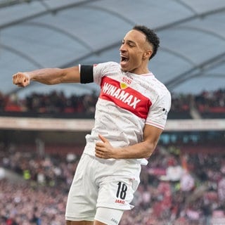 Jamie Leweling bejubelt sein erstes Bundesliga-Tor für den VfB Stuttgart