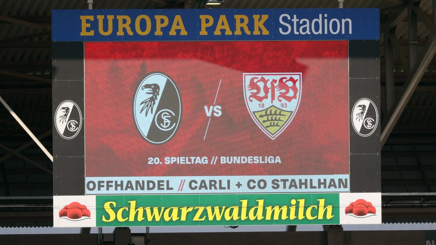 Die Wappen des SC Freiburg und des VfB Stuttgart auf der Anzeigetafel im Europa Park Stadion