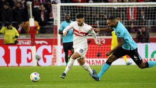 VfB-Stuttgart-Stürmer Deniz Undav lässt sich von Bayer-Verteidiger Jonathan Tah nicht aufhalten.