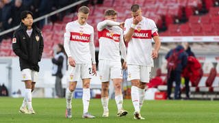 Wooyeong Jeong, Chris Fuehrich, Maximilian Mittelstaedt und Waldemar Anton schleichen mit hängen Köpfen über den Platz. Für den VfB Stuttgart hat es gegen den 1. FC Köln nur zu einem Punkt gereicht.