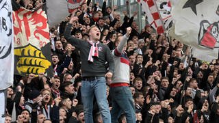 Fans des VfB Stuttgart feuern ihre Mannschaft an