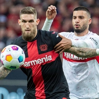 Zweikampf zwischen Robert Andrich von Bayer Leverkusen und Deniz Undav vom VfB Stuttgart