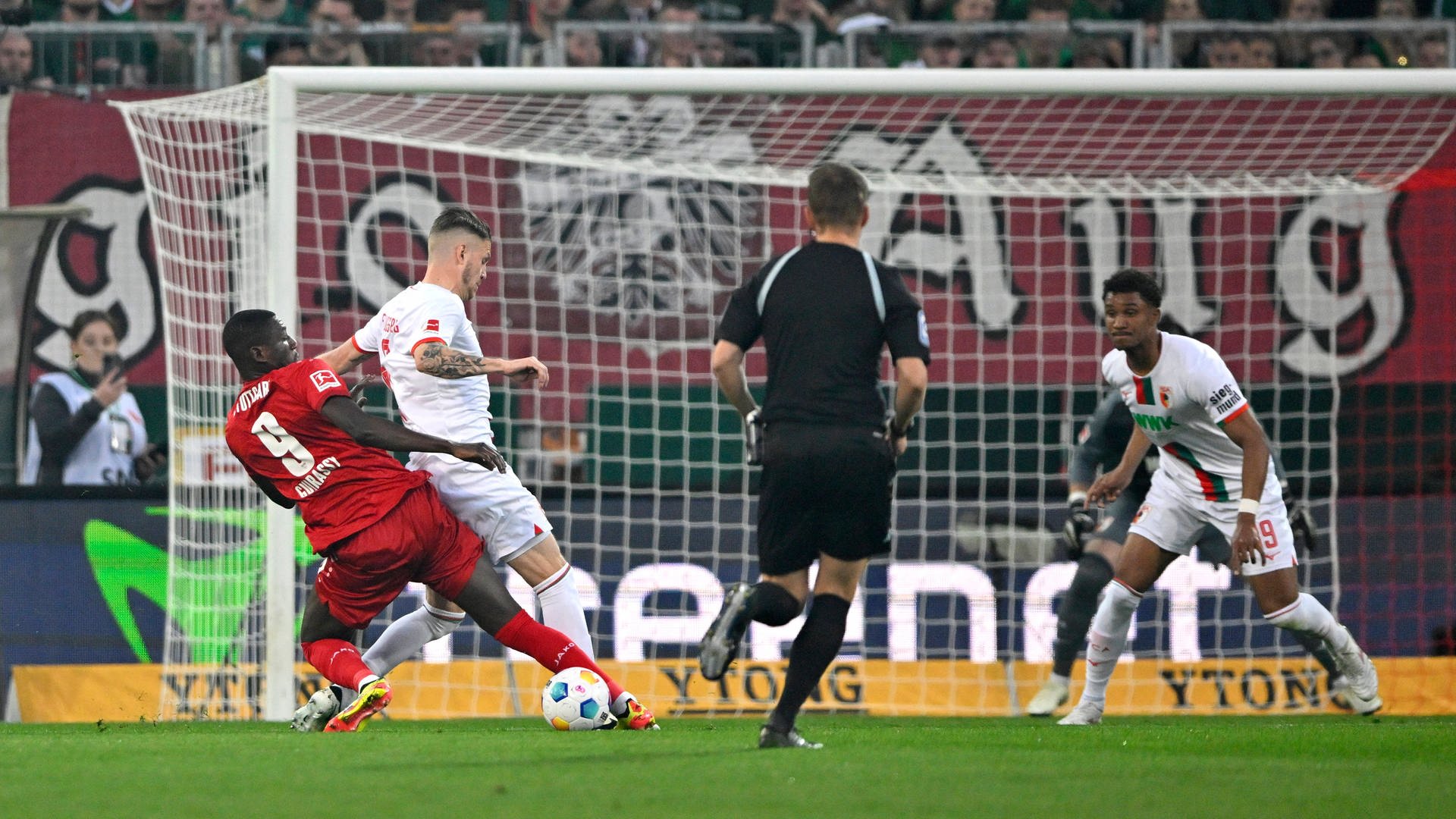 Im Audiostream: Der VfB Stuttgart will beim FC Augsburg auf den zweiten Platz springen