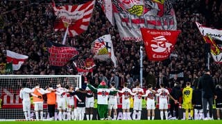 Spieler des VfB Stuttgart nach dem 1:1 gegen Leverkusen mit den Fans. 