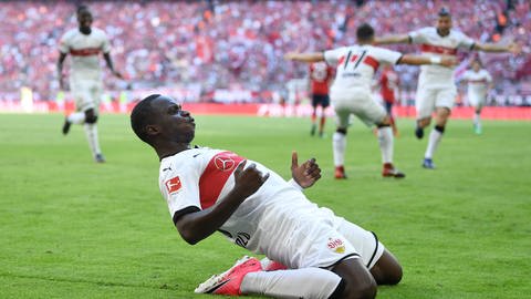 In der Saison 20172018 schlugen die Schwaben den Rekordmeister 4:1. Die Tore erzielten Daniel Ginczek (2), Anastasios Donis und Chadrac Akolo (im Bild). Trainer des VfB war Tayfun Korkut. 