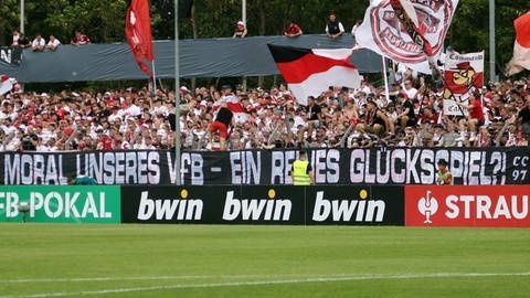 Fans des VfB Stuttgart haben beim  unter anderem beim Erstrunden-Spiel des DFB-Pokals bei der TSG Balingen gegen den neuen Hauptsponsor Winamax protestiert.