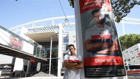 Thomas Melchior wirbt vor dem Stuttgarter Stadion gegen Online-Glücksspiel.