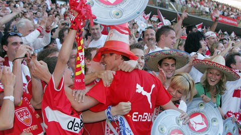 Mario Gomez feiert Meisterschaft 2007 mit Fans
