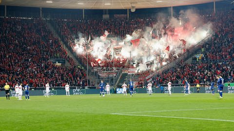 der VfB Stuttgart muss wegen des Verhaltens seiner Anhänger unter anderem beim Spiel in Hoffenheim einen erheblichen Betrag zahlen. Die vom DFB-Sportgericht verhängten Strafen summieren sich auf 190.250 Euro.