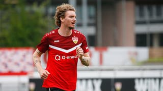 Nick Woltemade stürmt kommende Saison für den VfB Stuttgart. Trainer Sebastian Hoeneß hält große Stücke auf ihn, dämpft aber die Erwartungen.
