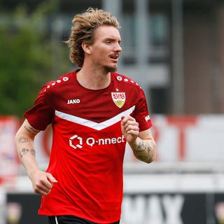 Nick Woltemade stürmt kommende Saison für den VfB Stuttgart. Trainer Sebastian Hoeneß hält große Stücke auf ihn, dämpft aber die Erwartungen.