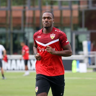 Innenverteidiger Dan-Axel Zagadou ist ins Training des VfB Stuttgart zurückgekehrt.