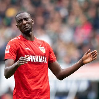 Der Wechsel von Serhou Guirassy vom VfB Stuttgart zum BVB galt eigentlich nur noch als Formsache. Doch bei einer Routine-Untersuchung gibt es Komplikationen.