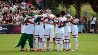 Der VfB Stuttgart schwört sich mit einem Spielerkreis auf das Testspiel beimFSV Hollenbach ein.