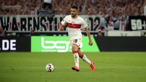 Ozan Kabak führt den Ball im VfB-Trikot 