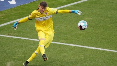 Gregor Kobel im VfB-Trikot beim Abschlag 