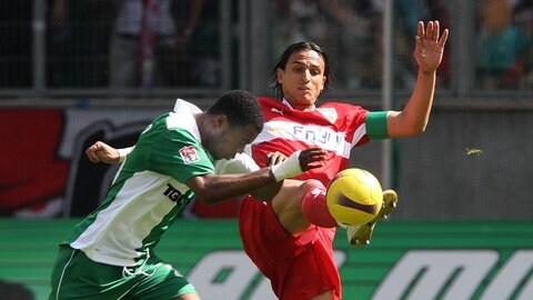 Fernando Meira (r.) mit der Fußspitze vor Grafite am Ball