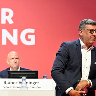 Claus Vogt verlässt enttäuscht das Podium auf der Mitgliederversammlung des VfB Stuttgart