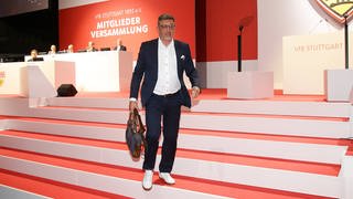 Claus Vogt verlässt das Podium nach seiner Abwahl als VfB-Präsident