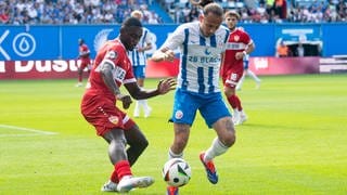 Adrien Lebeau (FC Hansa Rostock, re.) gegen Kaden Nana Kwaku Attakora Amaniampong (VfB Stuttgart II, li.) 