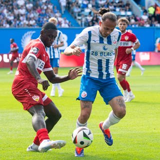 Adrien Lebeau (FC Hansa Rostock, re.) gegen Kaden Nana Kwaku Attakora Amaniampong (VfB Stuttgart II, li.) 