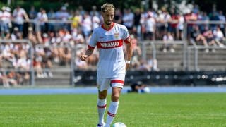 Atakan Karazor mit VfB-Kapitänsbinde am Ball.