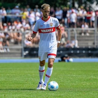 Atakan Karazor mit VfB-Kapitänsbinde am Ball.