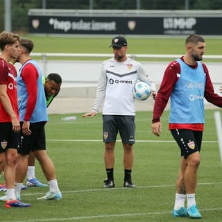 Sebastian Hoeneß auf dem Trainingsplatz mit Spielern des VfB Stuttgart.