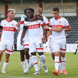 VfB Stuttgart II nach einem Eigentor des Drittliga-Gegners SV Wehen Wiesbaden.