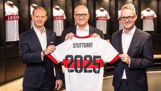 Rouven Kasper, Rainer Neske und Alexander Wehrle halten VfB-Trikot hoch