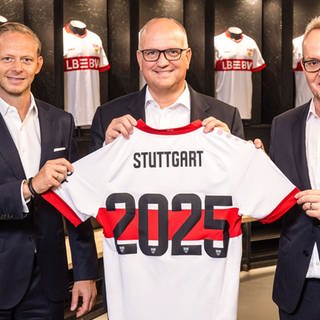 Rouven Kasper, Rainer Neske und Alexander Wehrle halten VfB-Trikot hoch