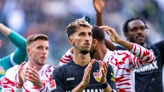 Der VfB Stuttgart bedankt sich nach dem Sieg in Gladbach bei den mitgereisten Fans