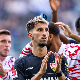 Der VfB Stuttgart bedankt sich nach dem Sieg in Gladbach bei den mitgereisten Fans