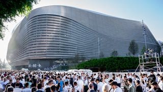 Die Fassade des futuristisch umgebauten Estadio Santiago Bernabéu in Madrid - hier wird der VfB Stuttgart im ersten Champions-League-Spiel seit 14 Jahren auf Real Madrid treffen.