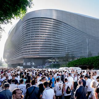 Die Fassade des futuristisch umgebauten Estadio Santiago Bernabéu in Madrid - hier wird der VfB Stuttgart im ersten Champions-League-Spiel seit 14 Jahren auf Real Madrid treffen.