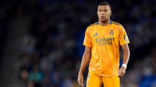 Kylian Mbappe im organgenen Auswärtstrikot von Reakl Madrid bei Real Sociedad.