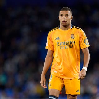 Kylian Mbappe im organgenen Auswärtstrikot von Reakl Madrid bei Real Sociedad.