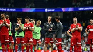 Die Spieler des VfB Stuttgart bedanken sich bei den mitgereisten Fans in Madrid