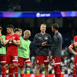 Die Spieler des VfB Stuttgart bedanken sich bei den mitgereisten Fans in Madrid