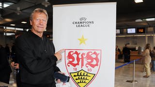 Guido Buchwald vor dem Abflug des VfB Stuttgart zum Champions-League-Auswärtsspiel bei Real Madrid.