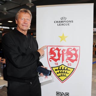 Guido Buchwald vor dem Abflug des VfB Stuttgart zum Champions-League-Auswärtsspiel bei Real Madrid.