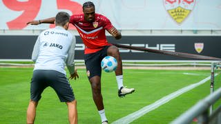 Dan-Axel Zagadou vom VfB Stuttgart hat sich erneut am Knie verletzt. 