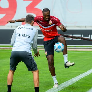 Dan-Axel Zagadou vom VfB Stuttgart hat sich erneut am Knie verletzt. 