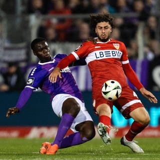 Kofi Amoako (VfL Osnabrück) im Zweikampf gegen Wahid Faghir (VfB Stuttgart II)