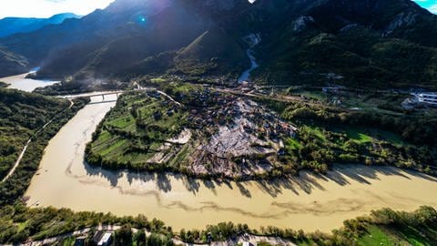 Die Auswirkungen der Flut auf die Landschaft im Bergdorf Jablanica.