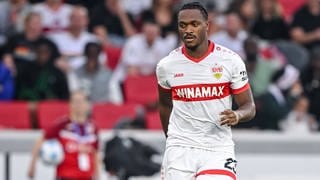 VfB-Verteidiger Zagaou dribbelt mit dem Ball am Fuß