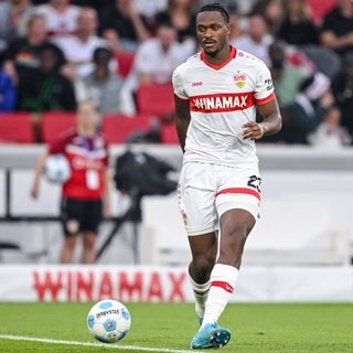 VfB-Verteidiger Zagaou dribbelt mit dem Ball am Fuß