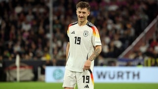 Angelo Stiller lächelnd auf dem Platz bei der Partie Deutschland gegen die Niederlande